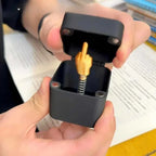 Boîte Surprise Farce Doigt d'Honneur - Idée Cadeau Drôle = 1 OFFERTE