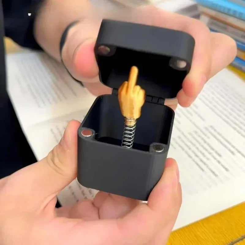 Boîte Surprise Farce Doigt d'Honneur - Idée Cadeau Drôle = 1 OFFERTE