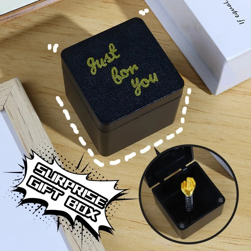 Boîte Surprise Farce Doigt d'Honneur - Idée Cadeau Drôle = 1 OFFERTE