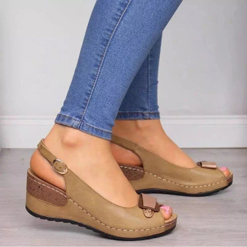 Sandales romaines à boucle légèrement compensées
