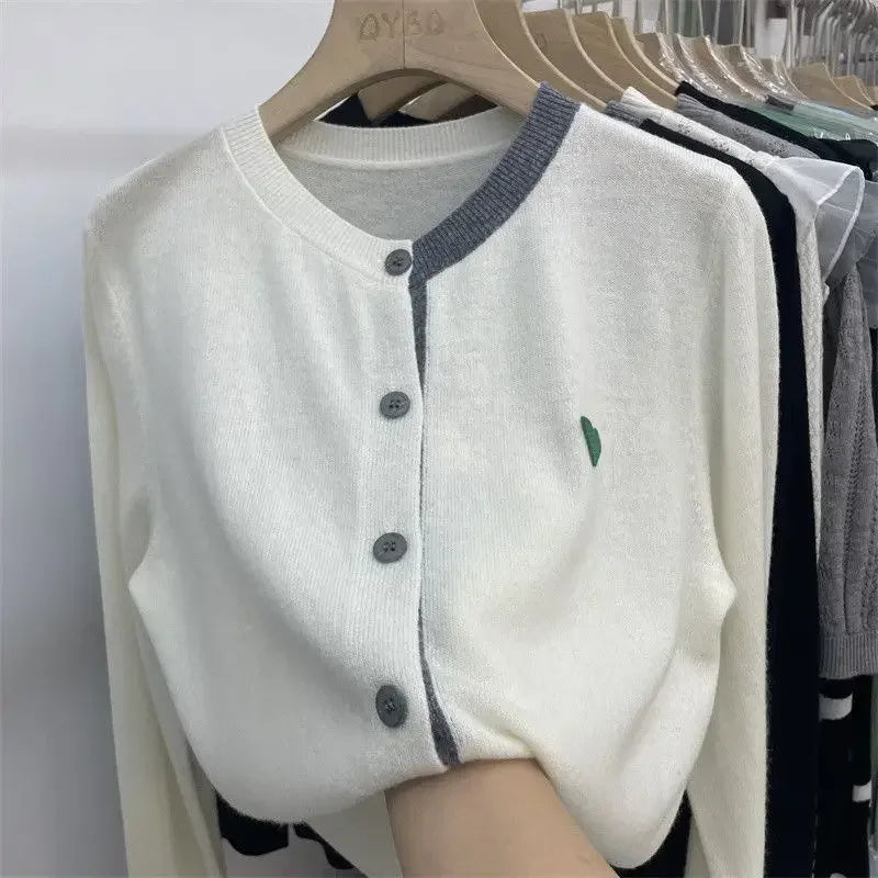 Cardigan en maille avec petit coeur